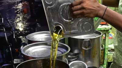 Oil Prices continue to slide due to rising import of edible oils.